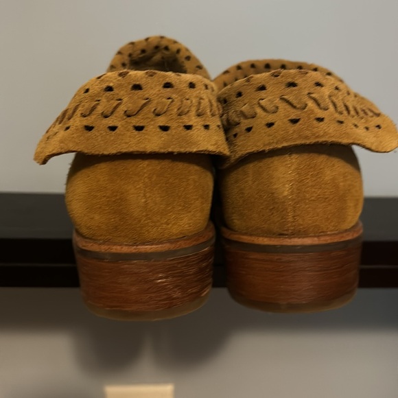 Soft suede ankle bootie, size 7 - Picture 7 of 9